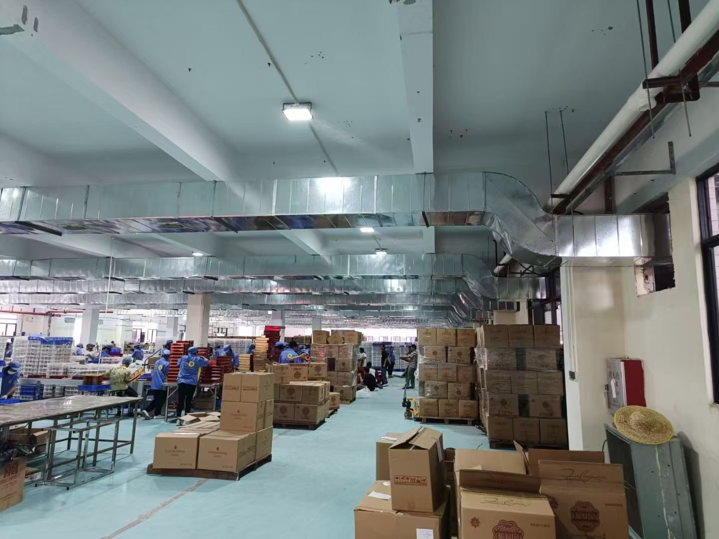 Ducted air supply system in an industrial production workshop
